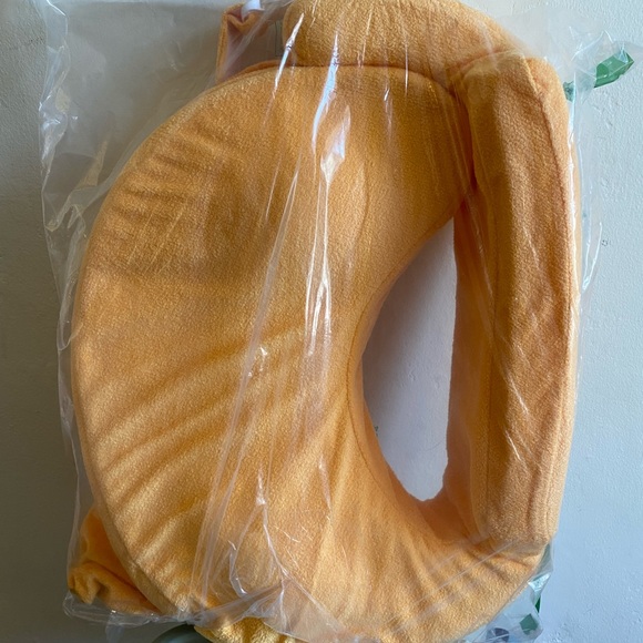 NEW Nursing Pillow - Picture 2 of 3